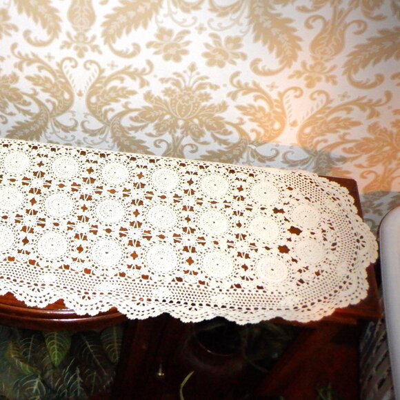 ~~~ Huge, Long yet.... Beautiful DOILLY ~~~  42 x 14 Inches - Picture 2 of 2